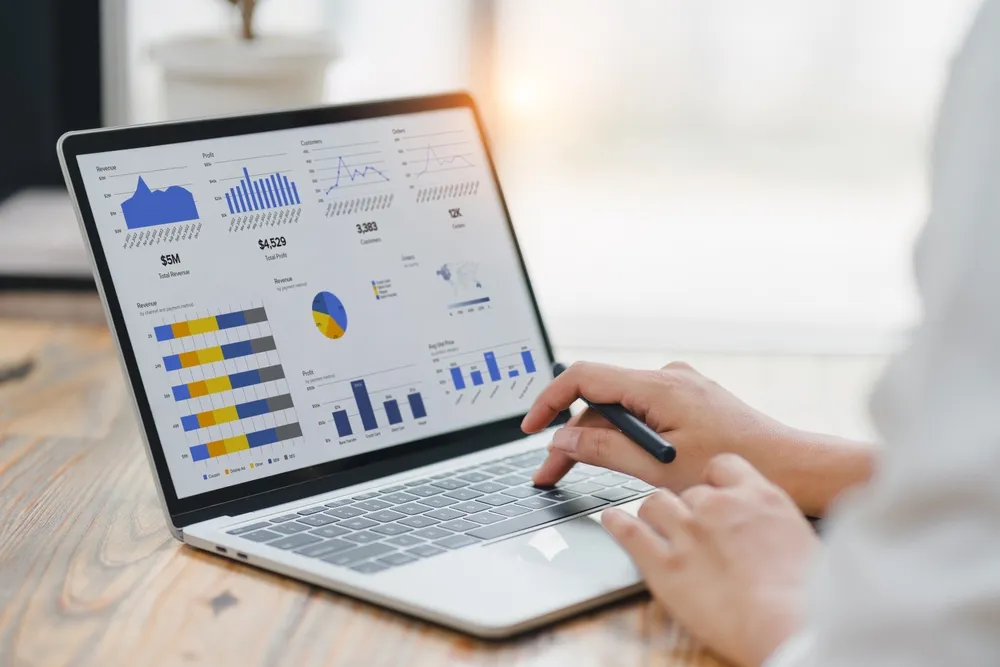 Como a gestão de dados reduz ruídos e melhora a tomada de decisão em operadoras de saúde Conheça o impacto da gestão de dados na rotina de operadoras de saúde e como ela apoia importantes decisões de forma mais precisa.