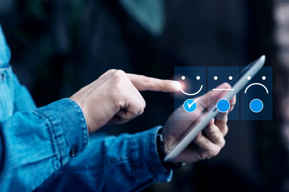 Por que o NPS ainda é um termômetro relevante na saúde suplementar Foto ilustrativa de médica interagindo com painel de NPS.