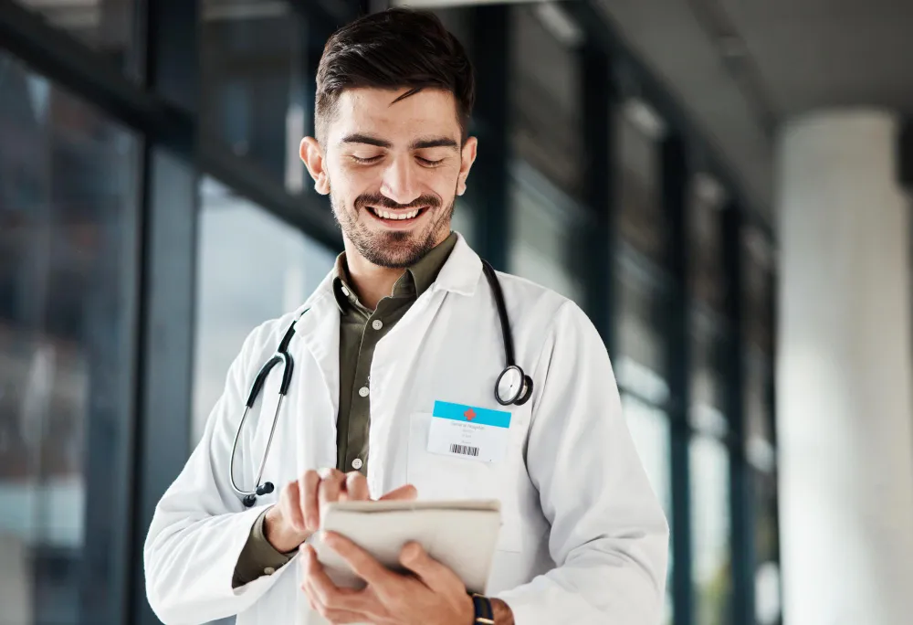 Plano de saúde individual: ainda é possível tornar esse produto sustentável? Foto de médico com tablet. Entenda o cenário do plano de saúde individual no Brasil